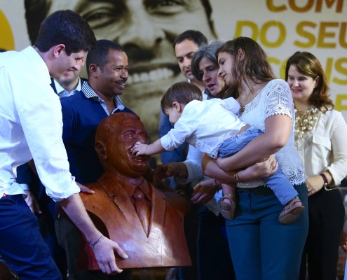 Renata Campos e filhos recebendo o busto do Ex Gov. Eduardo Campos